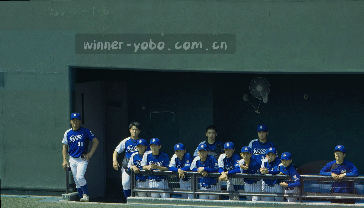 夜场灯光下的看台轮廓与空场视角，画面中没有俱乐部标识与可辨识人物